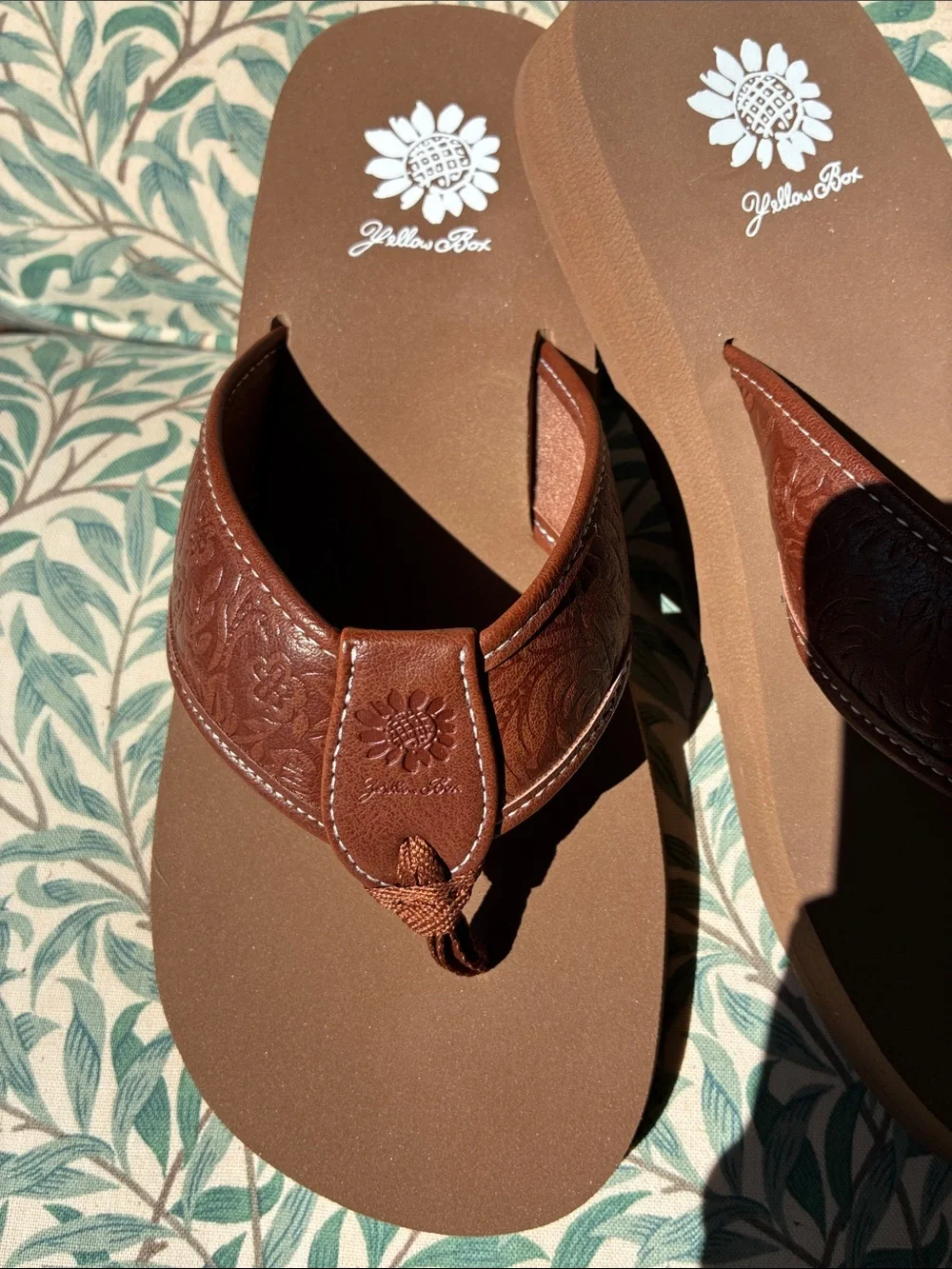 NEW! 🌻Y E L L O W B O X 🌻 SZ 9 WALDEN TAN FLIP FLOP SANDALS!🌼 - Picture 2 of 6
